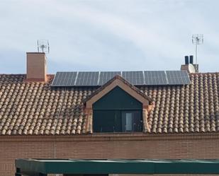 Vista exterior de Casa adosada en venda en Escalona amb Aire condicionat, Terrassa i Balcó
