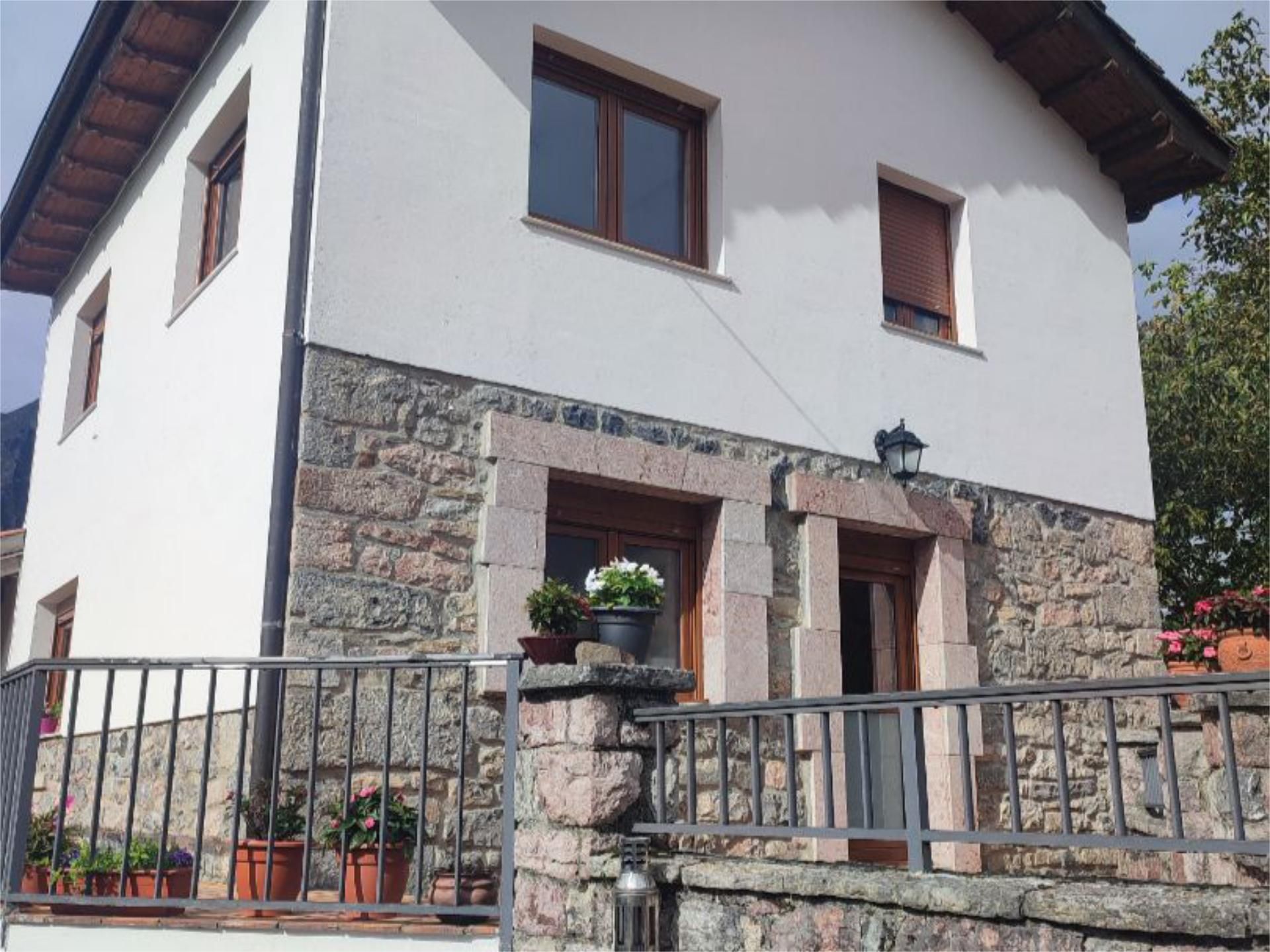Vista exterior de Casa o xalet en venda en Oseja de Sajambre amb Calefacció, Jardí privat i Terrassa