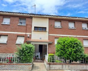 Vista exterior de Pis de lloguer en Aguilar de Campoo amb Calefacció, Jardí privat i Moblat