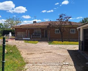 Vista exterior de Casa o xalet en venda en Villar del Olmo amb Terrassa i Piscina