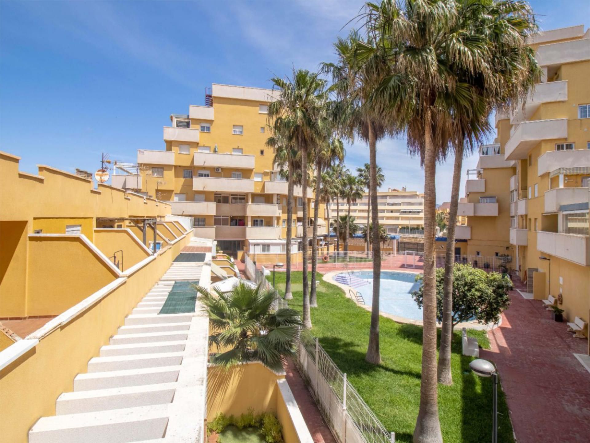 Vista exterior de Apartament en venda en Roquetas de Mar amb Aire condicionat, Terrassa i Piscina
