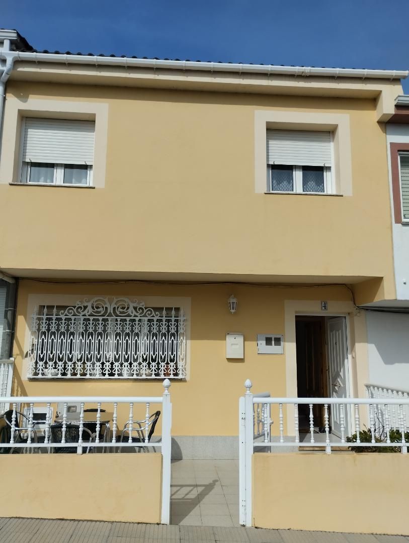 Vista exterior de Casa adosada en venda en Ribadeo amb Calefacció, Moblat i Forn