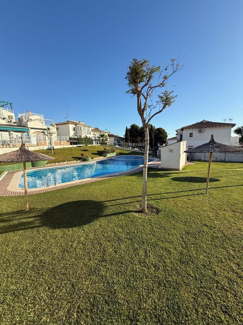 Piscina de Casa adosada en venda en Torrevieja amb Aire condicionat i Terrassa