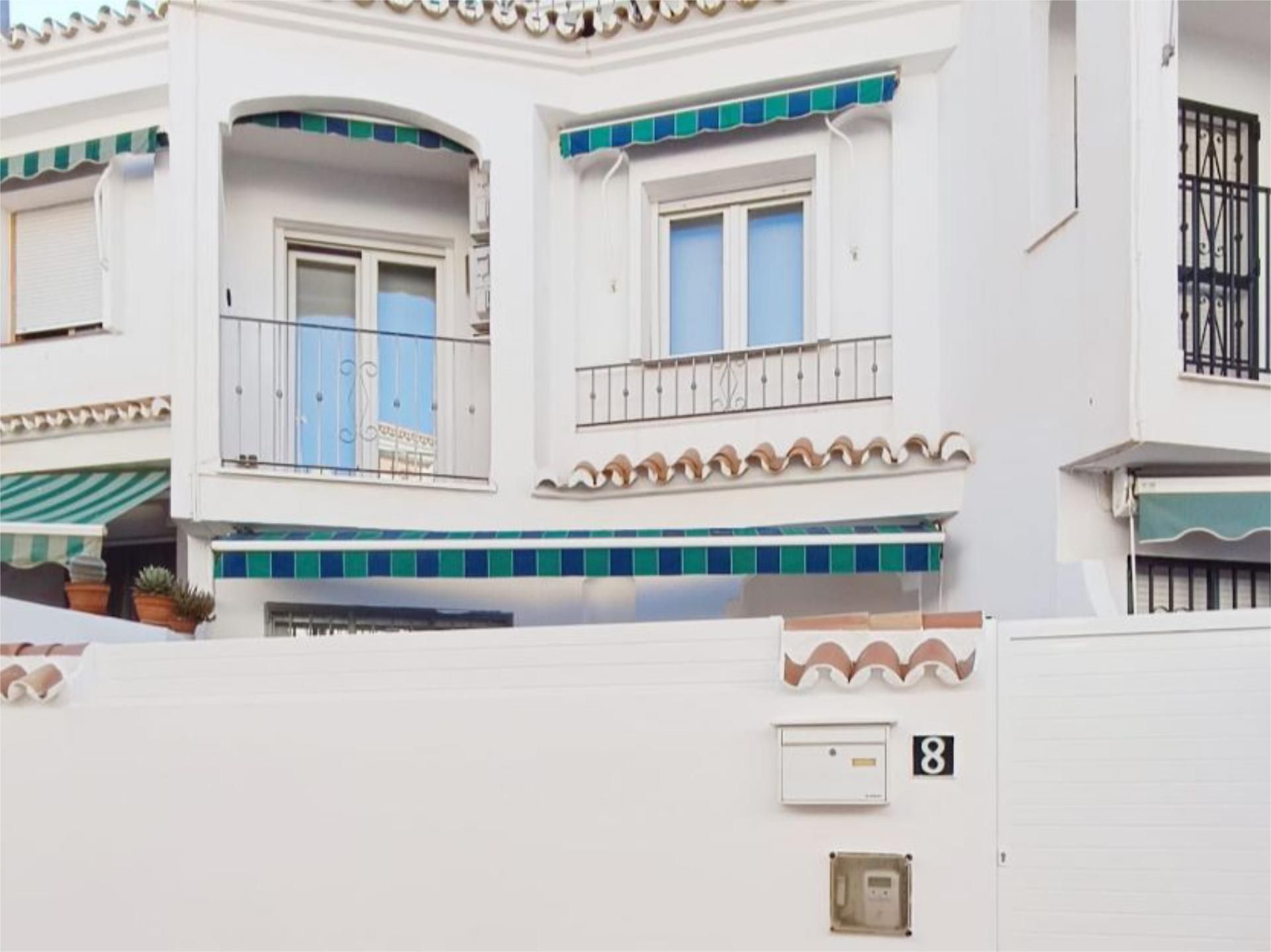 Vista exterior de Casa o xalet en venda en Torrox amb Aire condicionat, Terrassa i Piscina