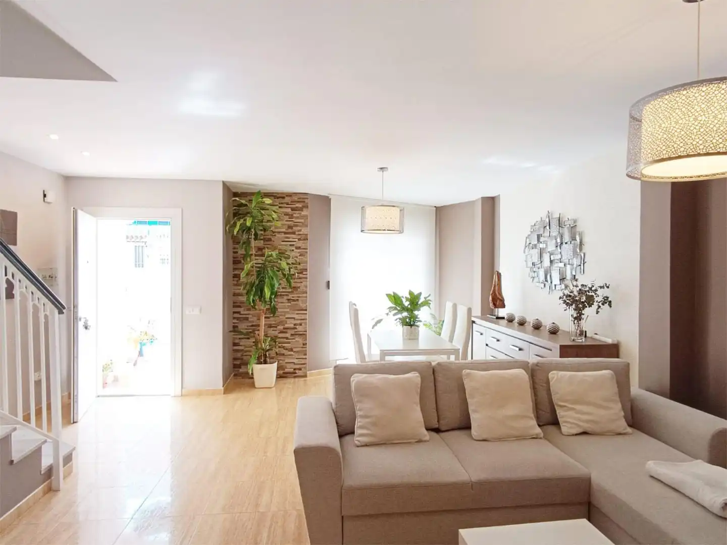 Casa o chalet en venta en Calle Castillo Bajo, 16, Urbanización Santa Rosa Sala de estar de Casa o chalet en venta en Torrox con Aire acondicionado, Terraza y Piscina