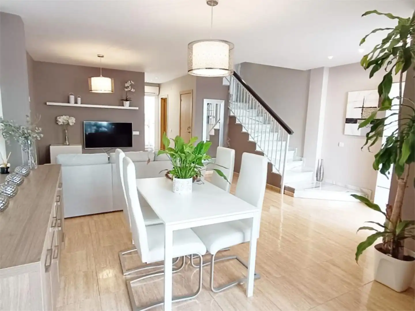 Casa o chalet en venta en Calle Castillo Bajo, 16, Urbanización Santa Rosa Comedor de Casa o chalet en venta en Torrox con Aire acondicionado, Terraza y Piscina