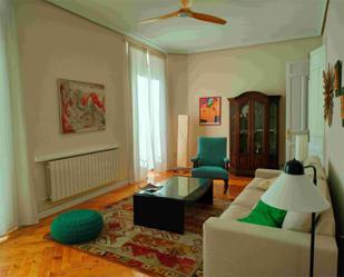 Sala d'estar de Pis de lloguer en  Madrid Capital amb Calefacció, Parquet i Moblat