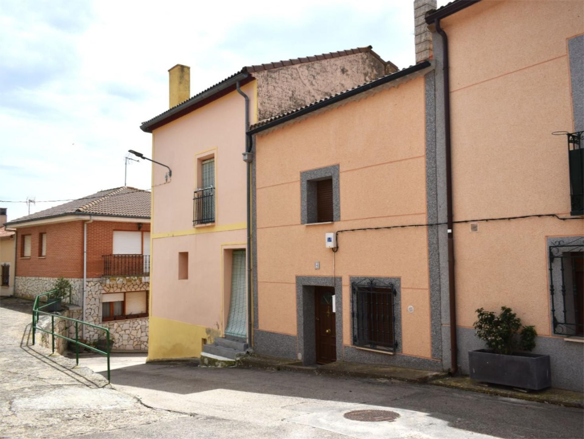 Vista exterior de Casa adosada en venda en Pedrosa de Duero amb Calefacció, Moblat i Balcó