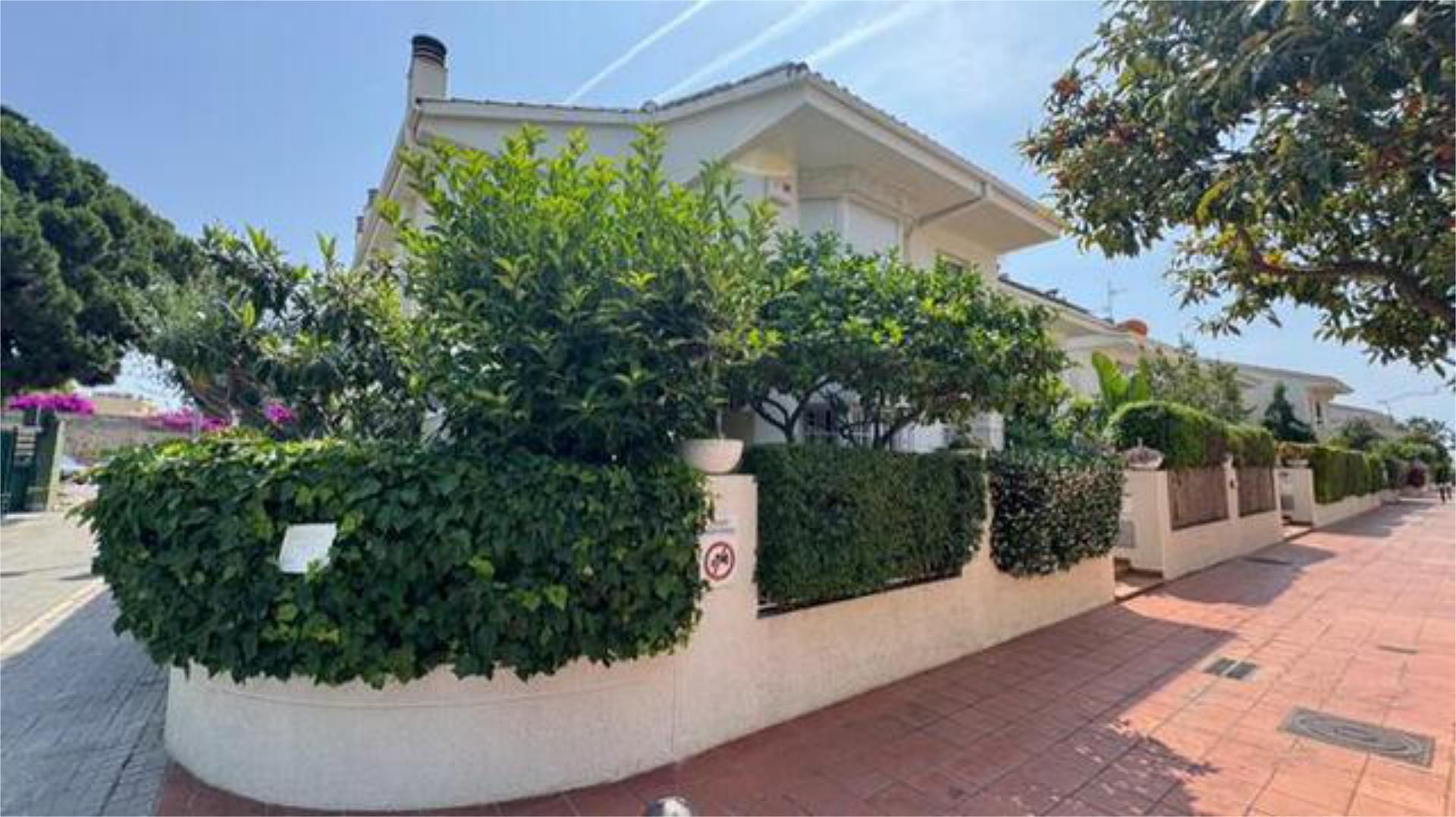 Vista exterior de Casa adosada en venda en Premià de Mar amb Calefacció, Jardí privat i Terrassa
