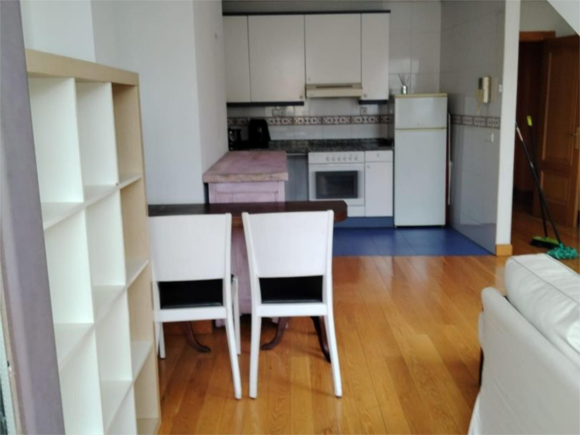 Cuina de Apartament de lloguer en Oviedo  amb Calefacció, Parquet i Moblat