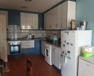 Cuina de Casa o xalet en venda en Roperuelos del Páramo amb Moblat