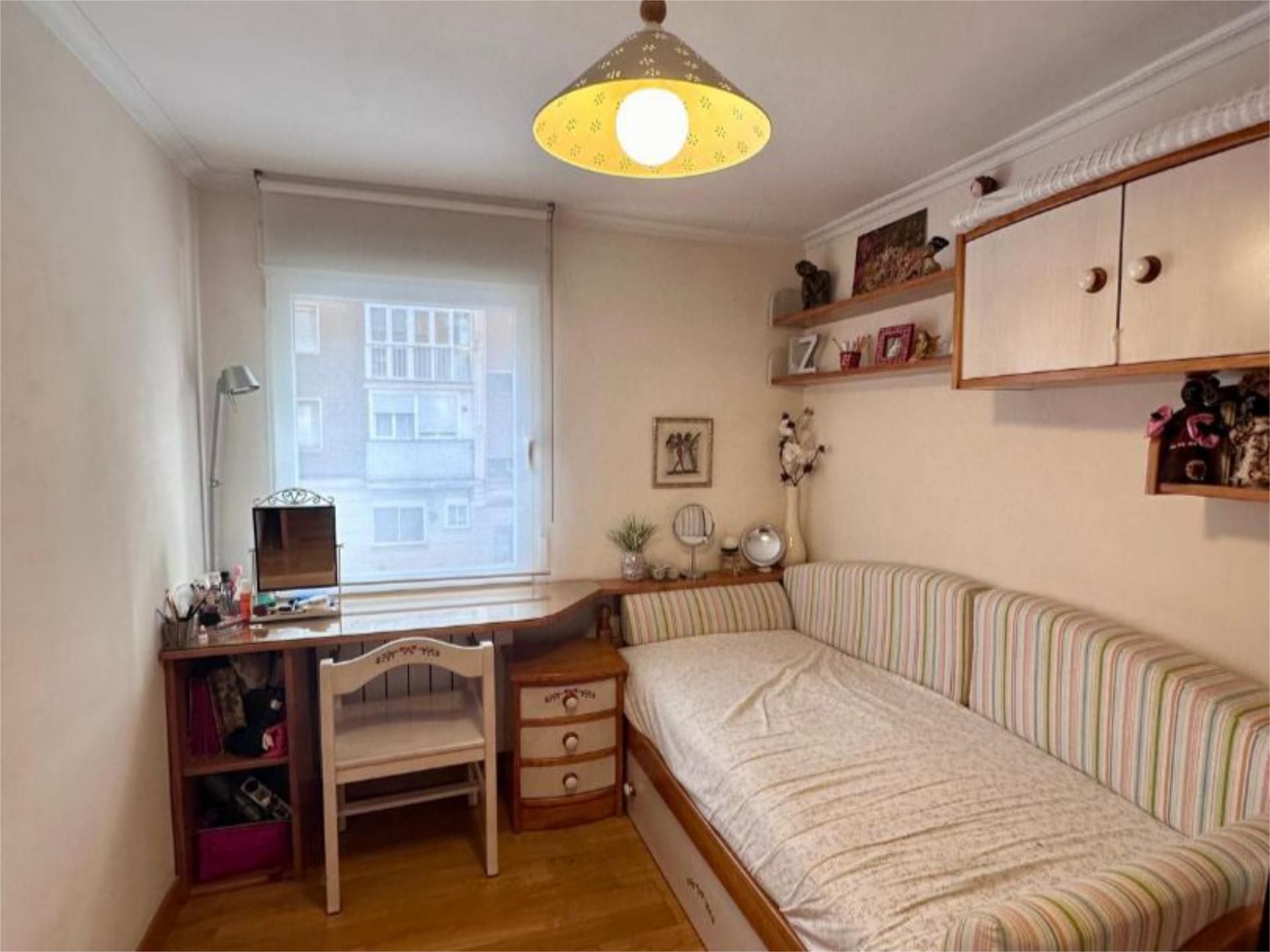 Bedroom of Flat to share in Valladolid Capital  with Heating, Parquet flooring and Furnished