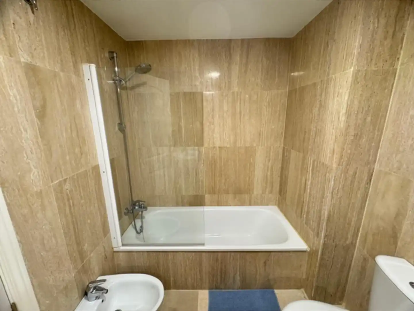 Flat for rent in Calle Hiedra, 9, Elviria Bathroom of Flat for rent in Marbella with Air Conditioner, Heating and Private garden