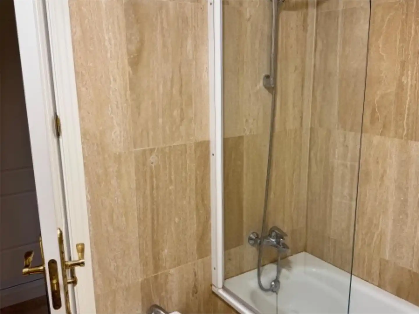 Flat for rent in Calle Hiedra, 9, Elviria Bathroom of Flat for rent in Marbella with Air Conditioner, Heating and Private garden
