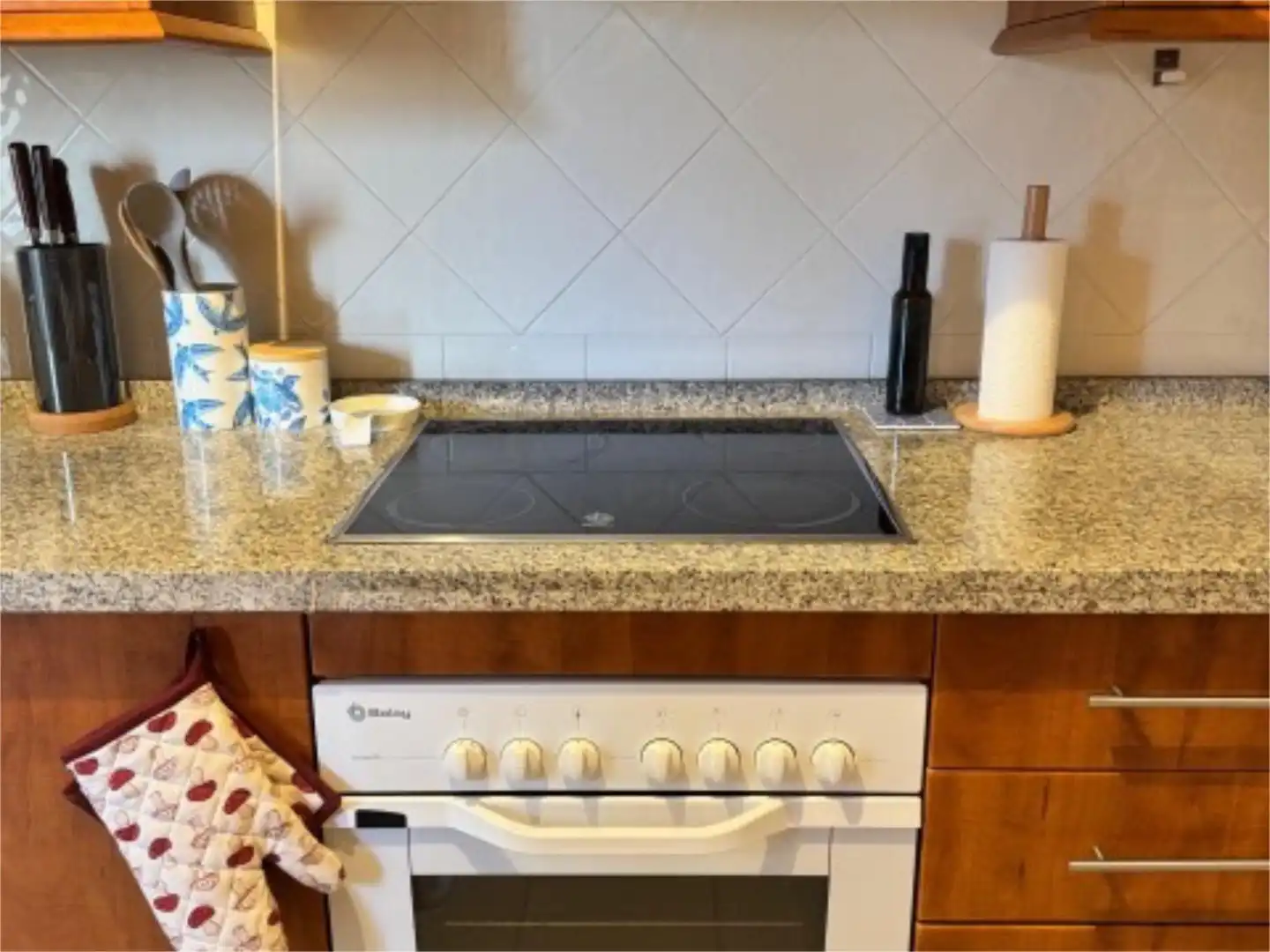 Flat for rent in Calle Hiedra, 9, Elviria Kitchen of Flat for rent in Marbella with Air Conditioner, Heating and Private garden