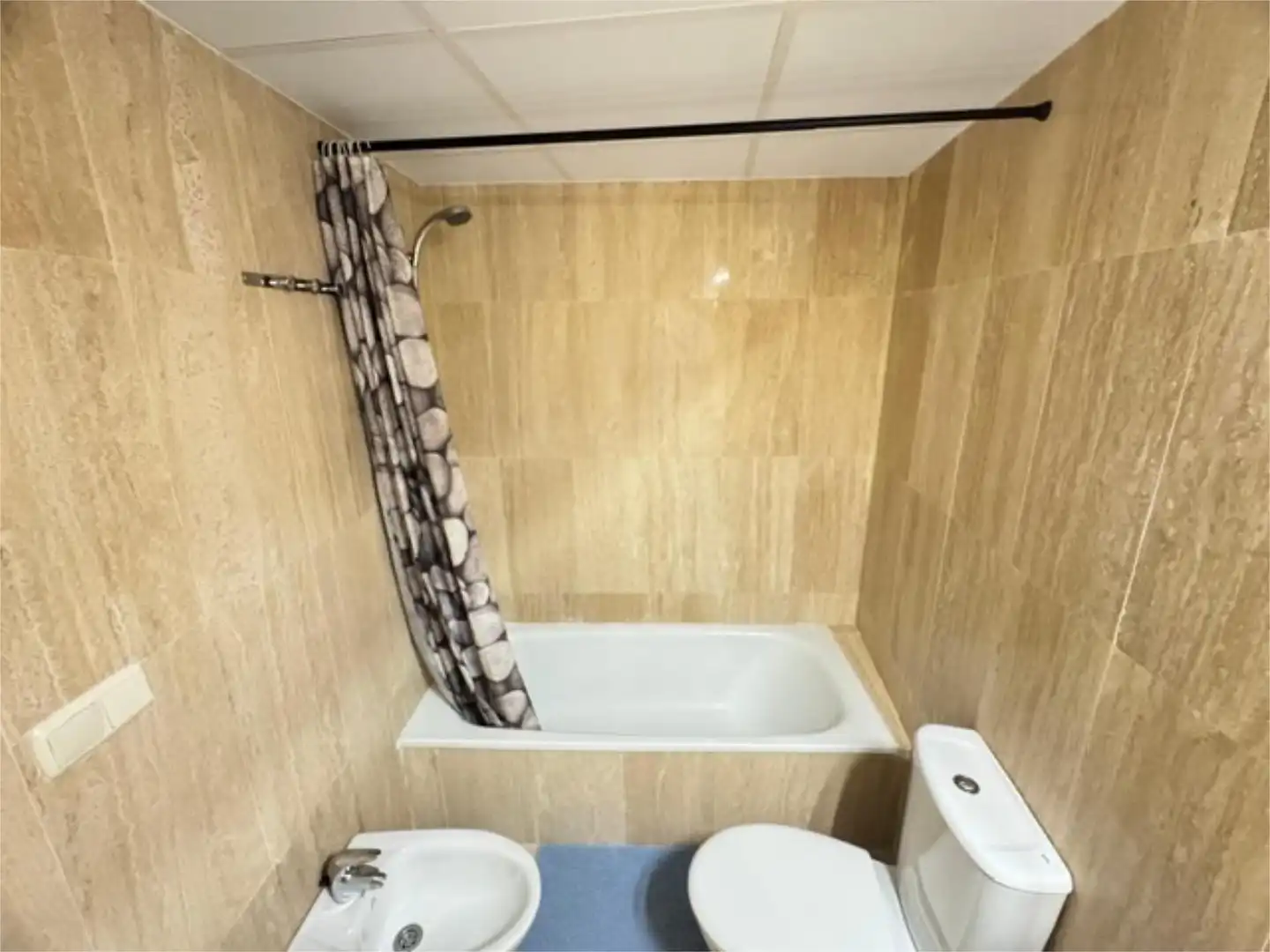 Flat for rent in Calle Hiedra, 9, Elviria Bathroom of Flat for rent in Marbella with Air Conditioner, Heating and Private garden