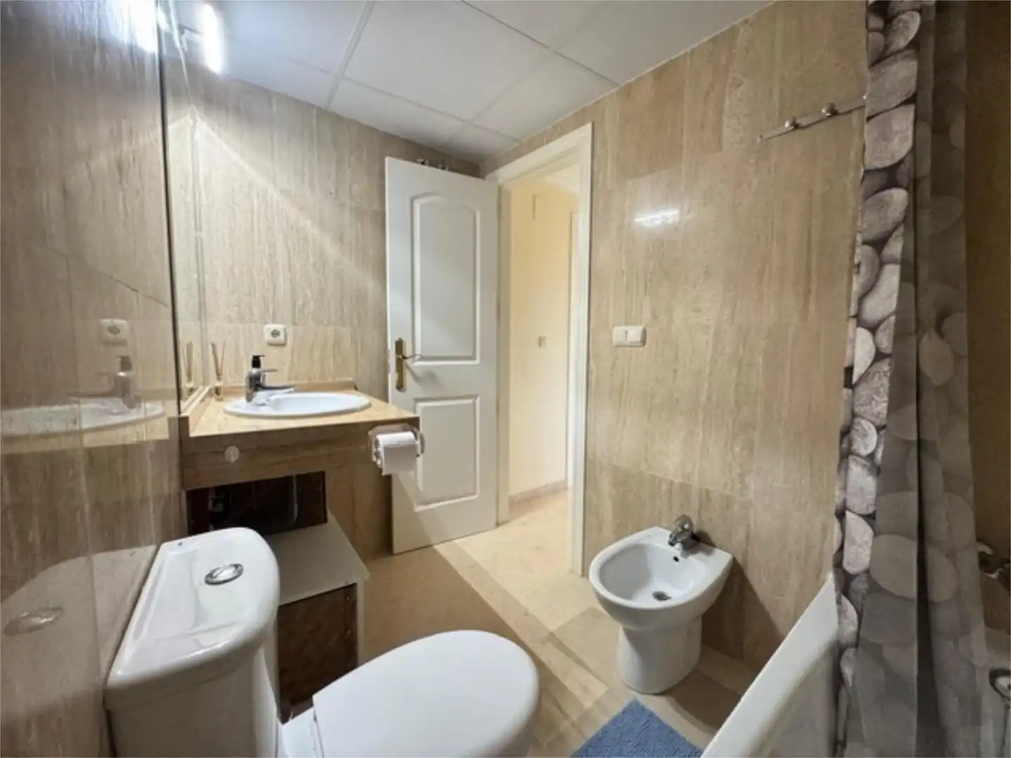 Flat for rent in Calle Hiedra, 9, Elviria Bathroom of Flat for rent in Marbella with Air Conditioner, Heating and Private garden