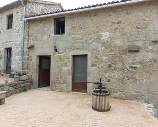 Vista exterior de Pis de lloguer en Brión amb Calefacció, Jardí privat i Parquet