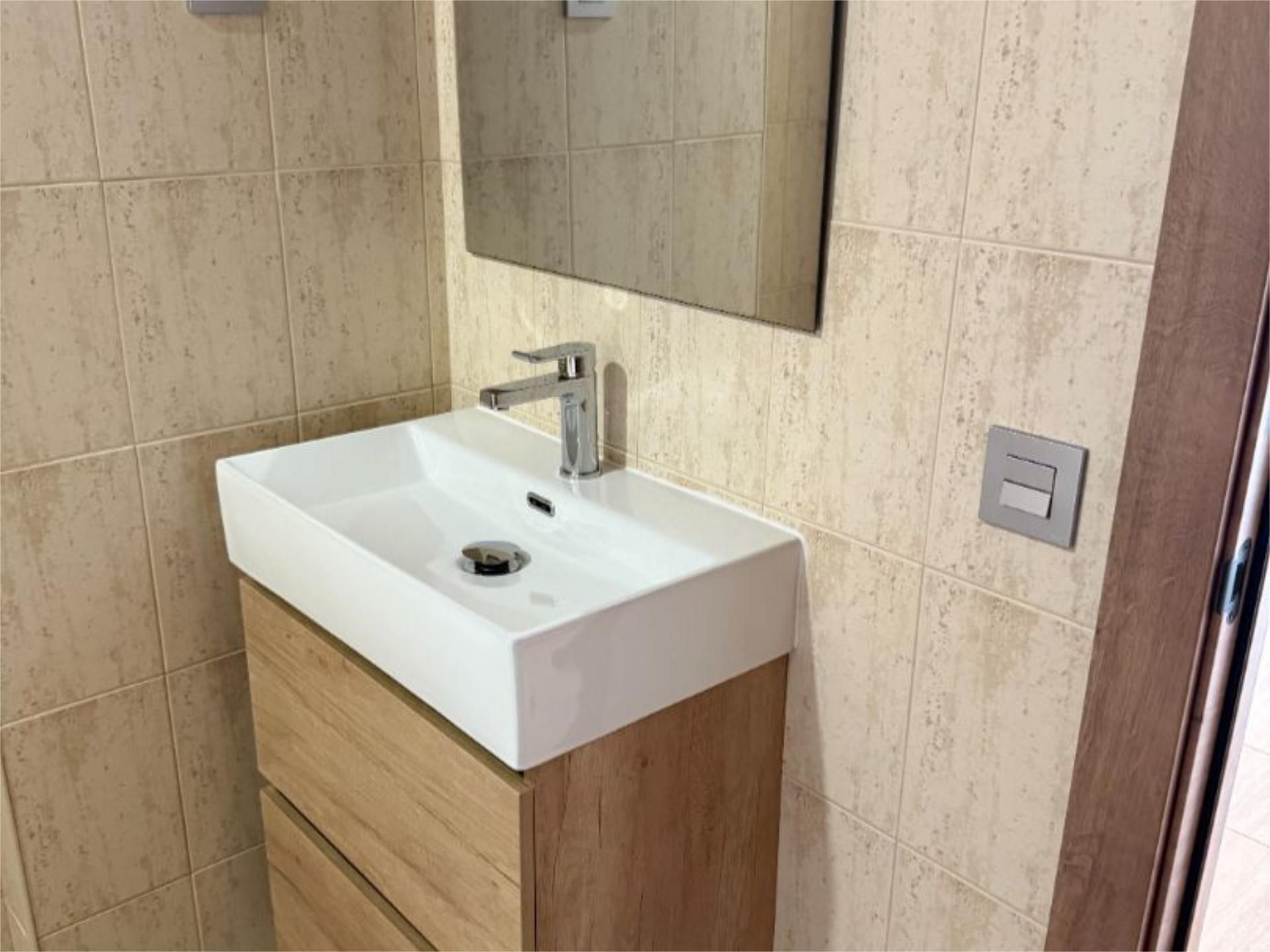 Bany de Local de lloguer en Getafe amb Aire condicionat