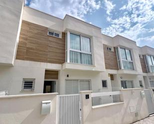 Vista exterior de Casa adosada en venda en San Fernando amb Aire condicionat, Calefacció i Traster