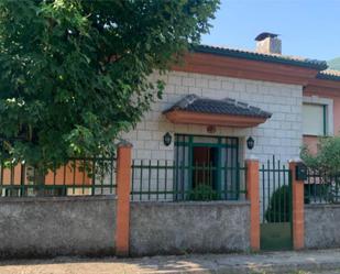 Vista exterior de Casa o xalet en venda en Villablino amb Calefacció, Jardí privat i Parquet