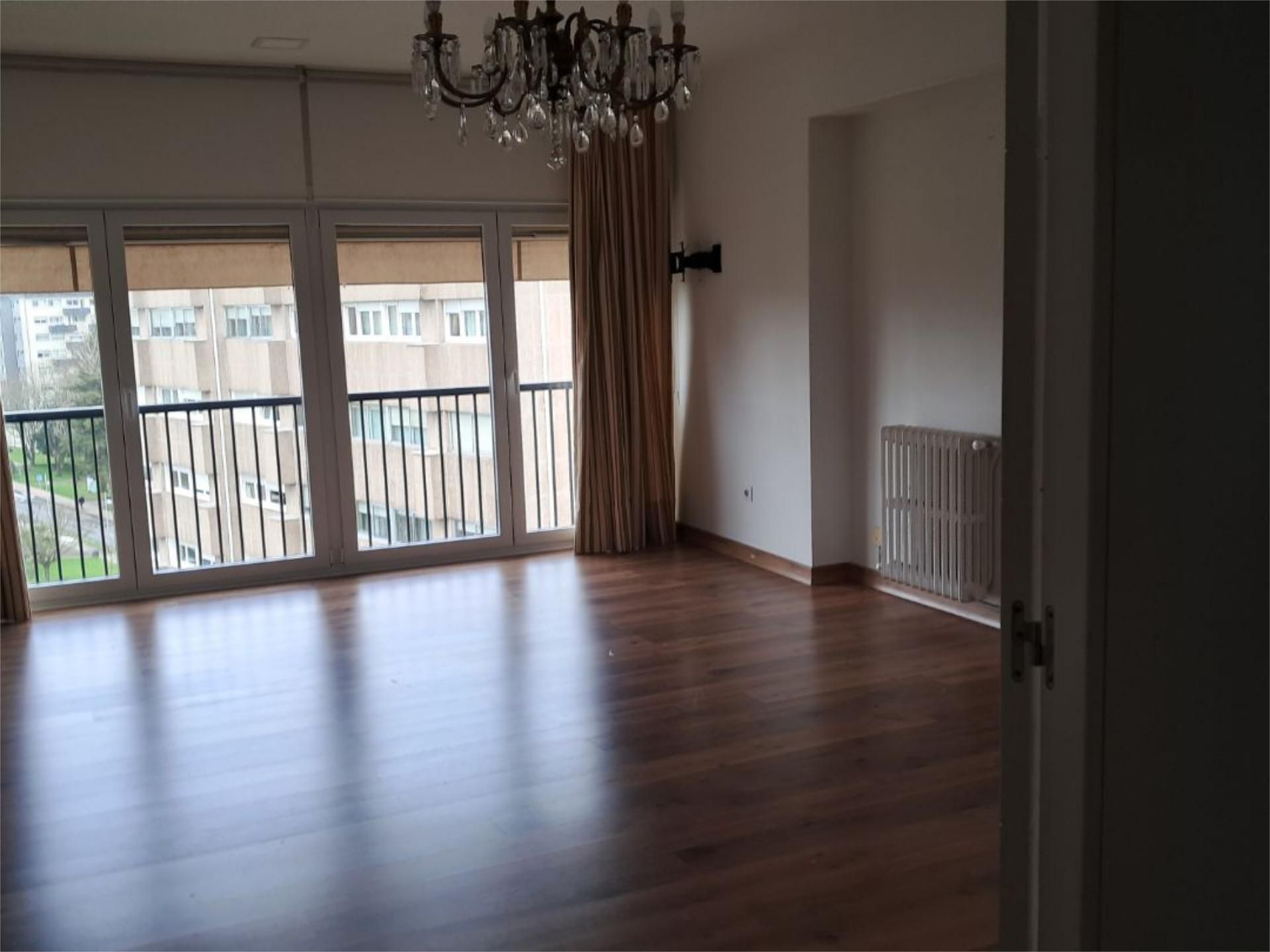 Sala d'estar de Pis en venda en Pontevedra Capital  amb Calefacció, Jardí privat i Parquet