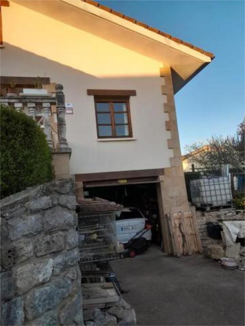 Vista exterior de Casa adosada en venda en Vitoria - Gasteiz amb Calefacció, Jardí privat i Terrassa