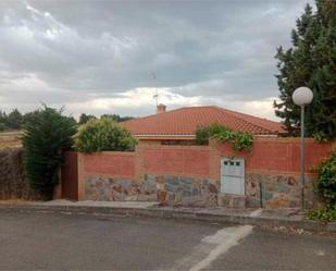 Vista exterior de Casa adosada en venda en Albarreal de Tajo amb Calefacció, Jardí privat i Terrassa