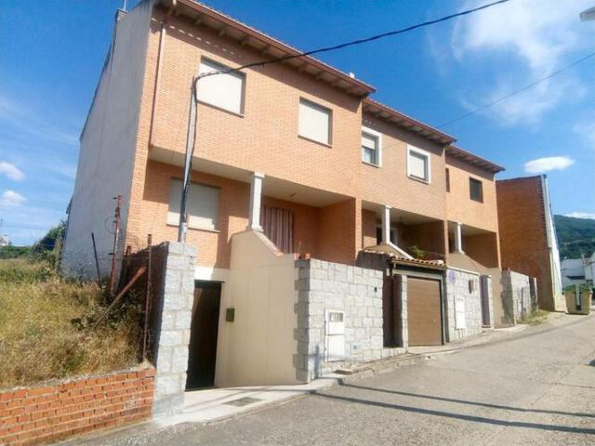 Vista exterior de Casa adosada en venda en San Pablo de los Montes amb Calefacció, Jardí privat i Terrassa