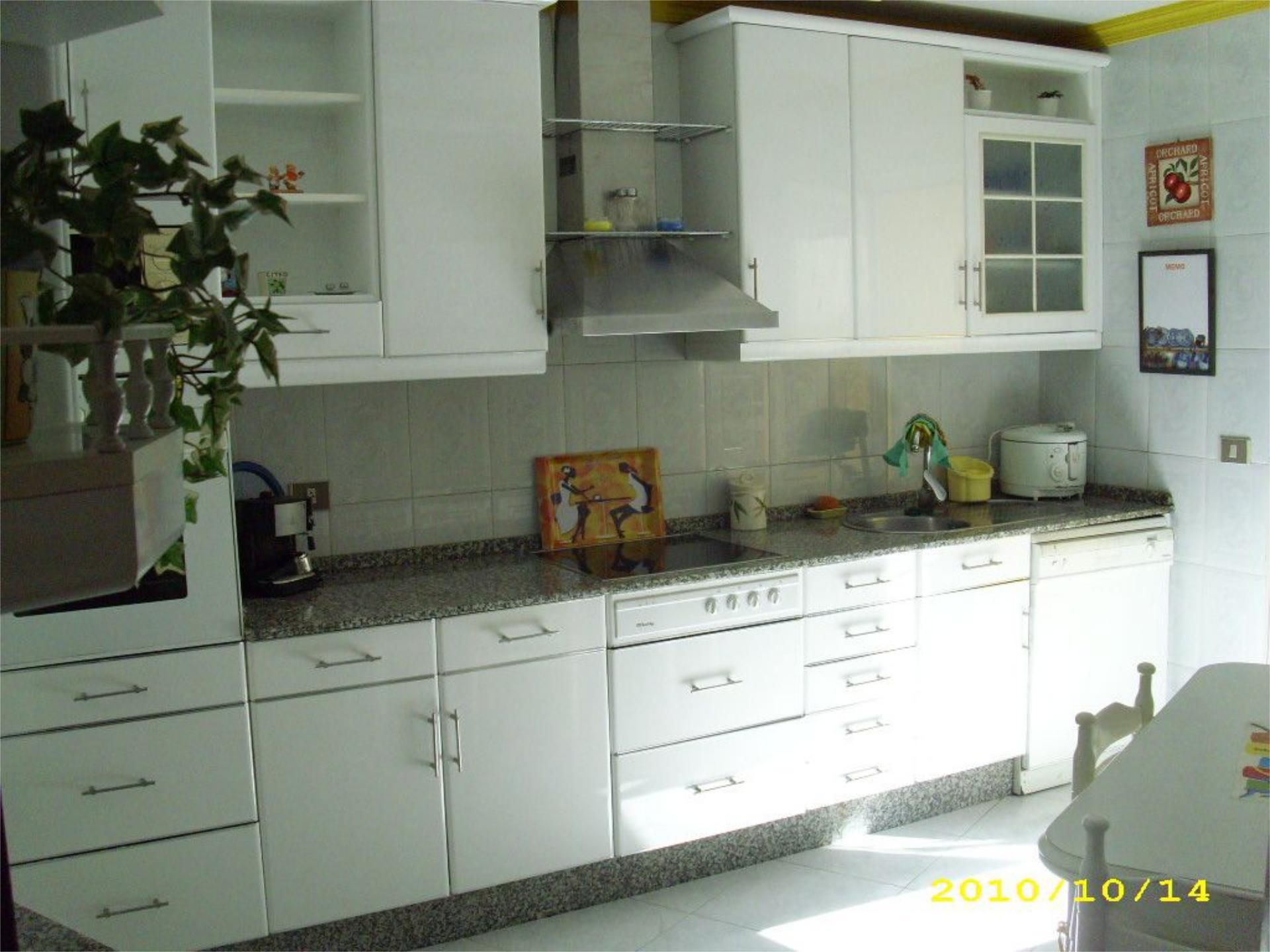 Kitchen of Flat to share in Lugo Capital  with Heating, Parquet flooring and Terrace