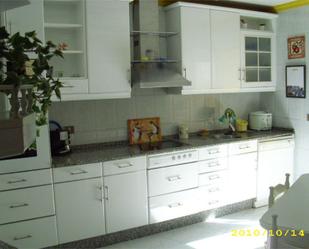 Kitchen of Flat to share in Lugo Capital  with Heating, Parquet flooring and Terrace