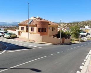 Vista exterior de Casa o xalet en venda en Jun amb Aire condicionat, Calefacció i Jardí privat