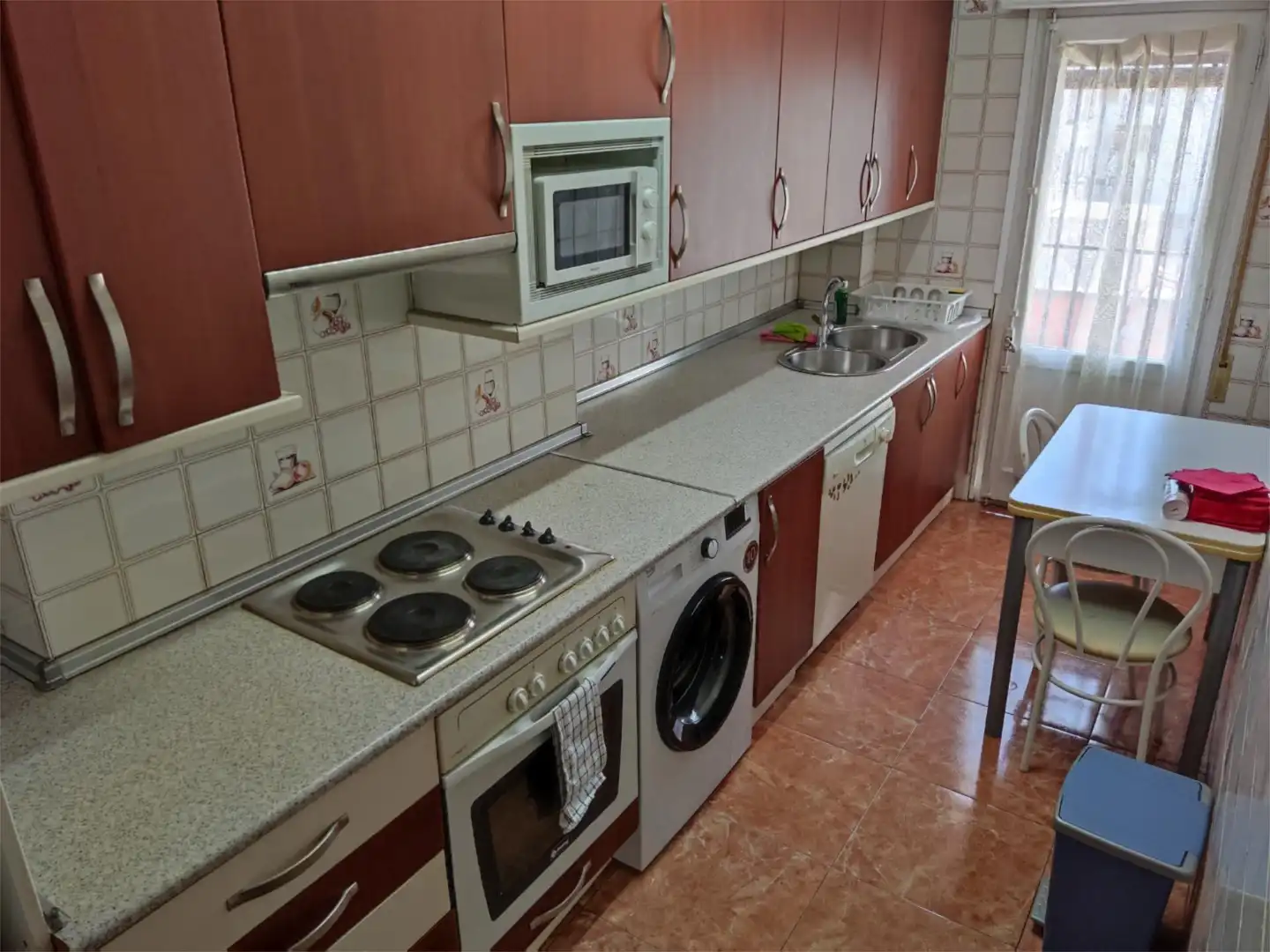 Room in Calle Independencia, 5, Ejea de los Caballeros Kitchen of Flat for share in Ejea de los Caballeros with Heating, Furnished and Oven