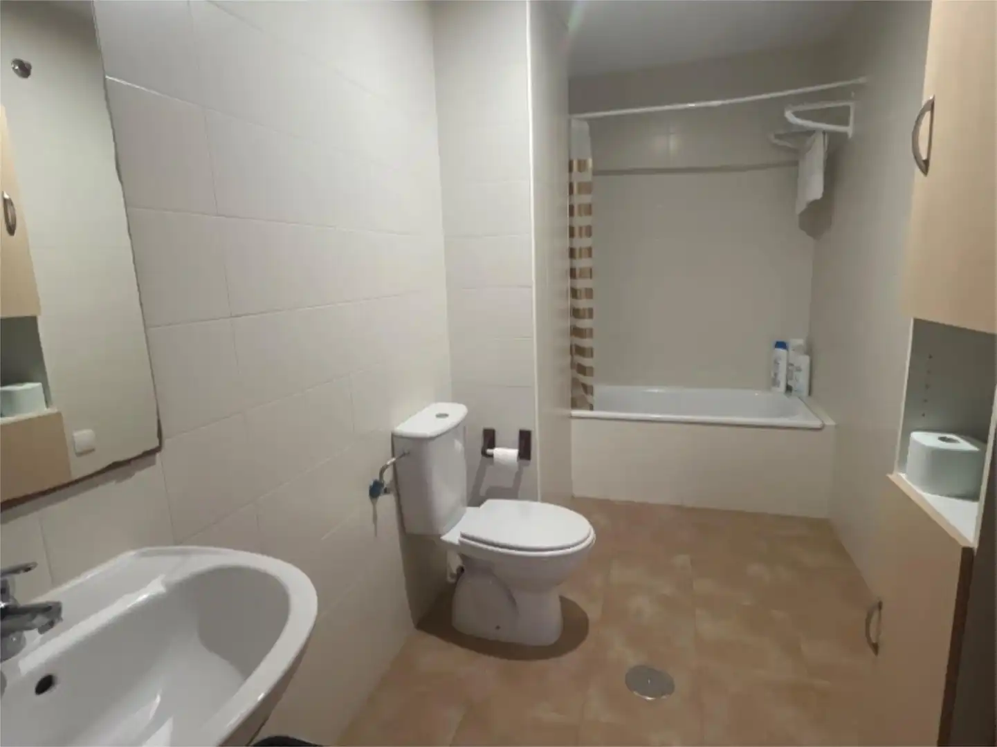 Badezimmer von Wohnung zur Miete in Cáceres mit Klimaanlage, Möbliert und Gemeinschaftsparkplatz