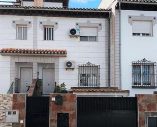 Vista exterior de Casa o xalet en venda en Ogíjares amb Aire condicionat, Terrassa i Balcó