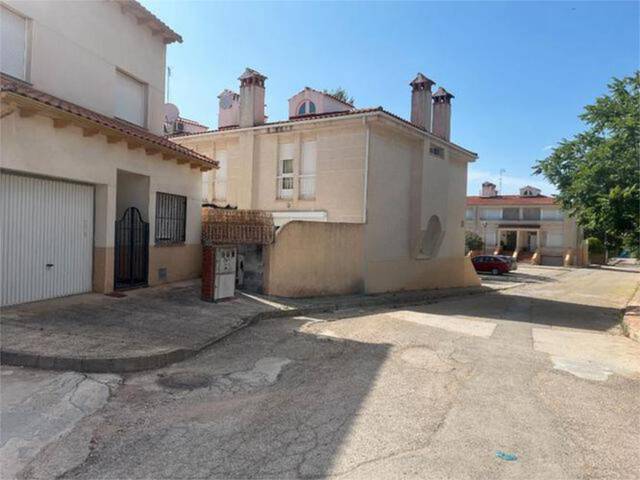 Casa adosada en Venta en Villarrubio