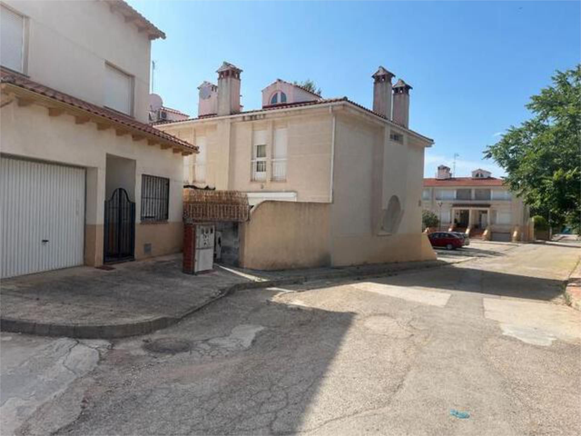 Vista exterior de Casa adosada en venda en Villarrubio amb Jardí privat, Terrassa i Traster