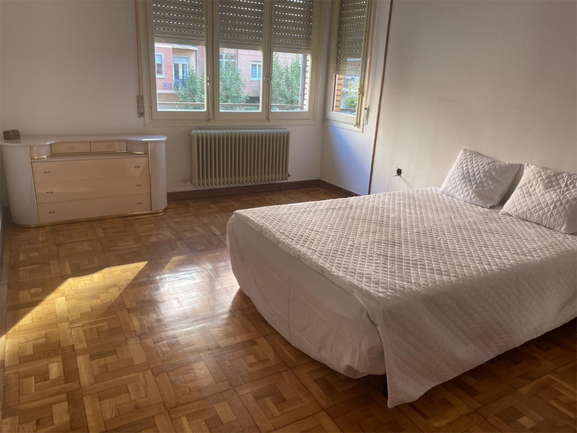Flat to share in Calle Marqués de Murrieta, 52, Oeste