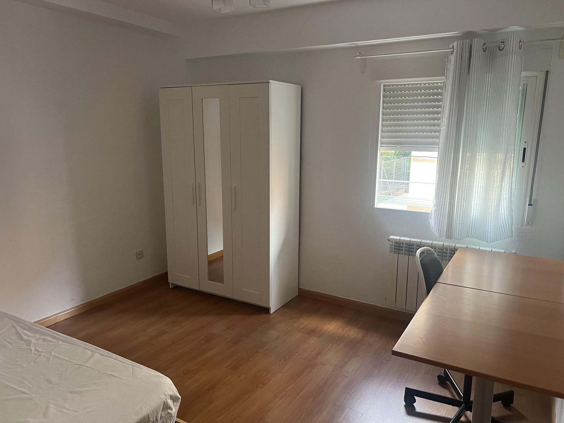 Bedroom of Flat for share in  Madrid Capital  with Heating, Washing machine and Microwave