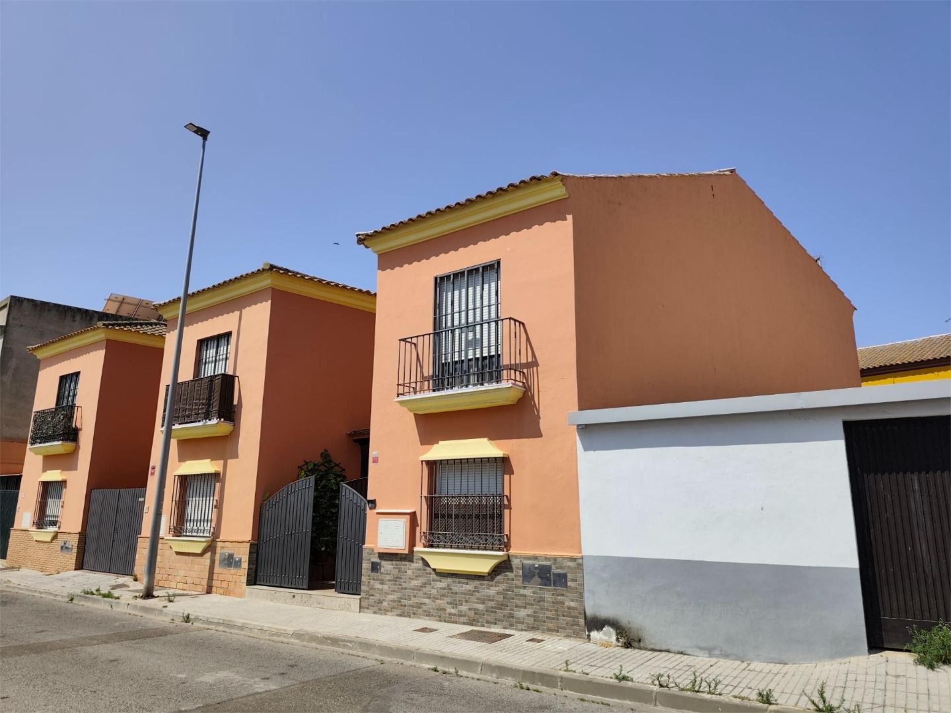 Vista exterior de Casa adosada en venda en La Rinconada amb Aire condicionat i Balcó