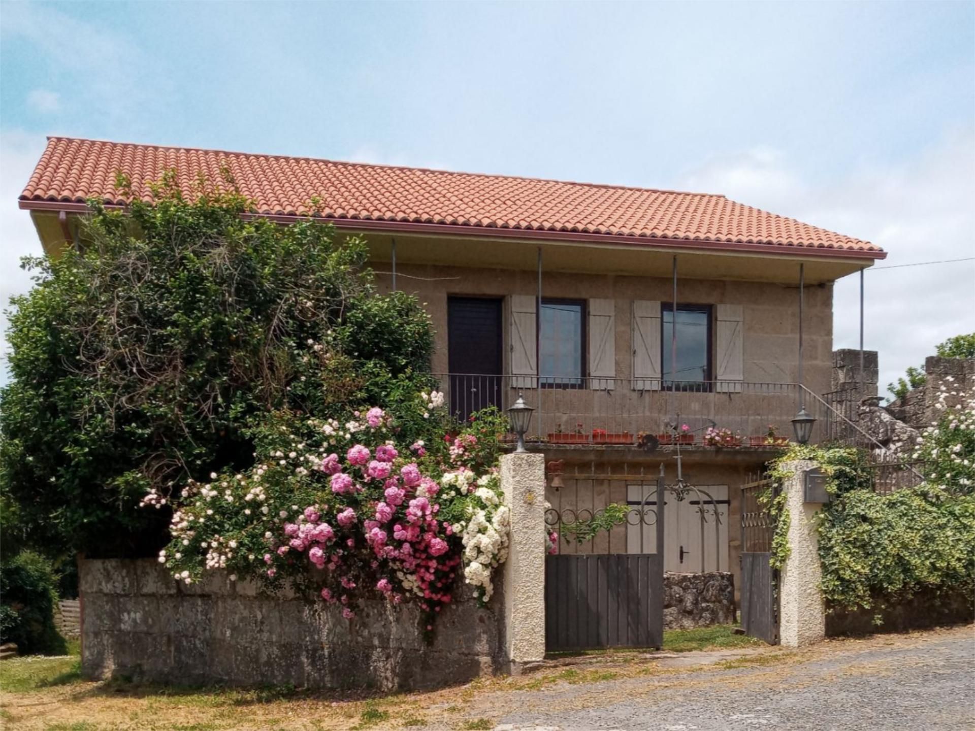 Vista exterior de Casa o xalet en venda en Amoeiro amb Calefacció, Jardí privat i Parquet