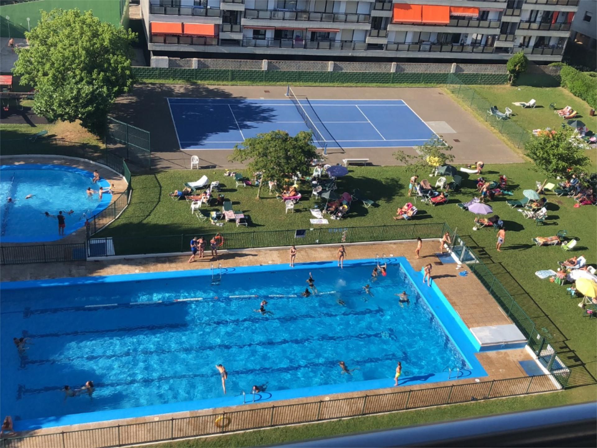Piscina de Pis de lloguer en Zarautz amb Piscina, Moblat i Aparcament comunitari