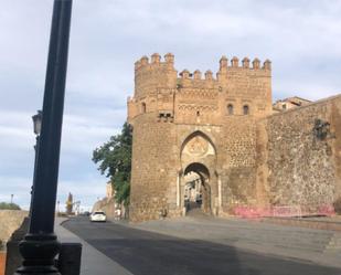 Vista exterior de Pis de lloguer en  Toledo Capital amb Calefacció, Moblat i Balcó