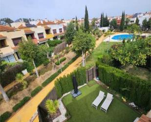 Jardí de Casa adosada en venda en Guillena amb Terrassa i Piscina