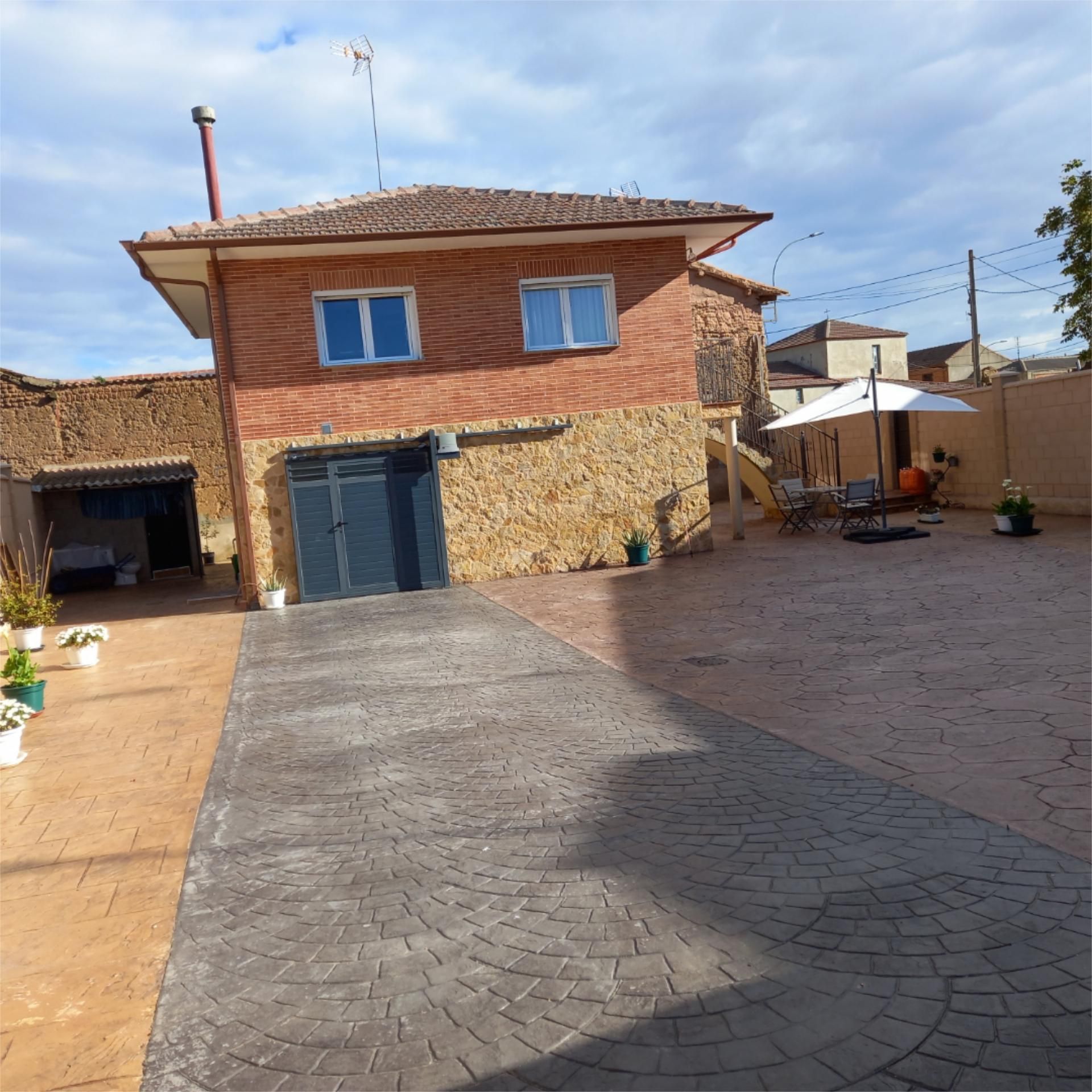 Vista exterior de Casa o xalet en venda en Regueras de Arriba amb Traster i Moblat