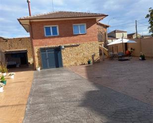 Exterior view of House or chalet for sale in Regueras de Arriba  with Storage room and Furnished