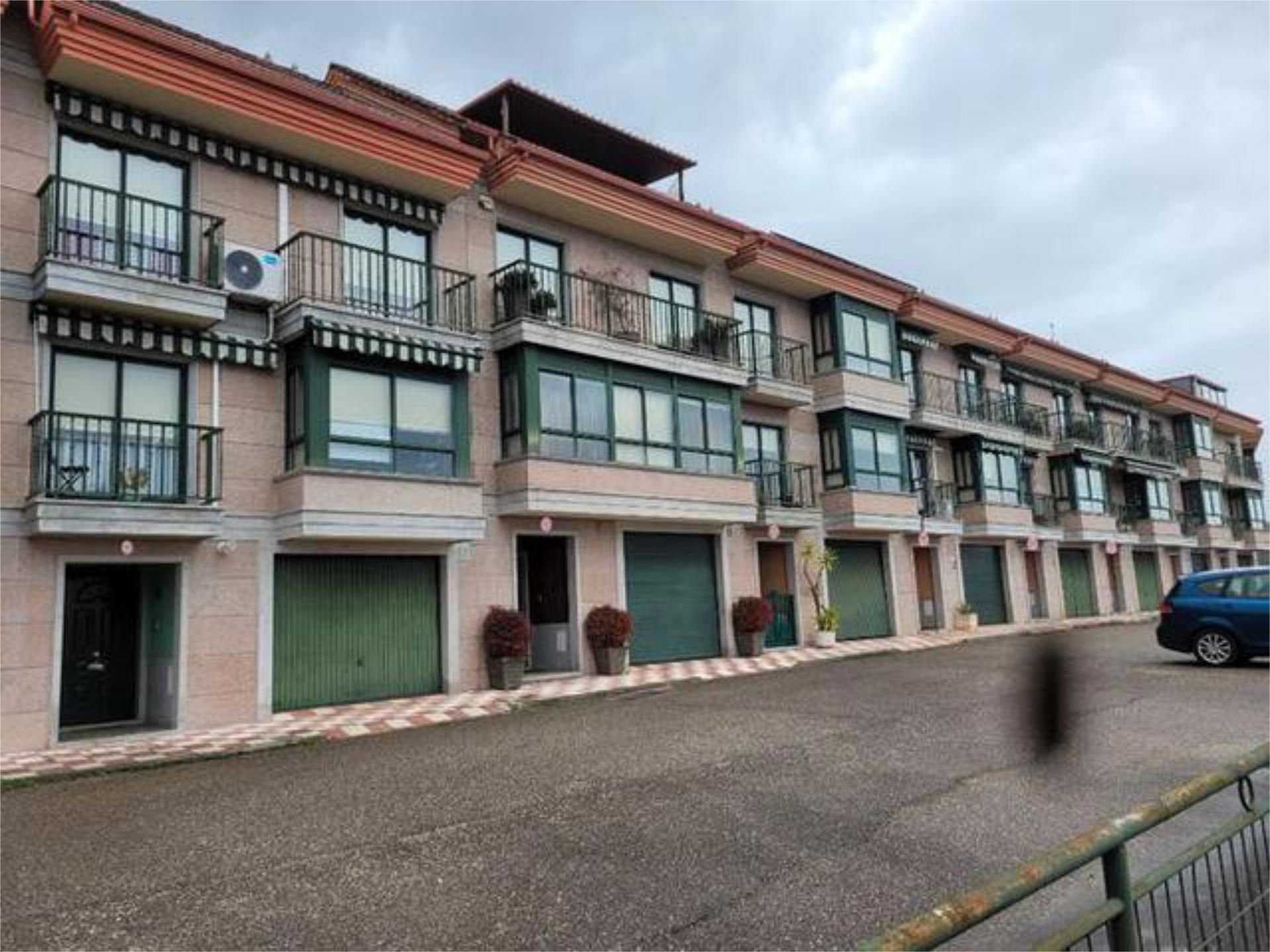 Vista exterior de Casa adosada en venda en Ponteareas amb Terrassa