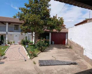 Vista exterior de Casa o xalet en venda en Villanázar amb Calefacció, Jardí privat i Moblat