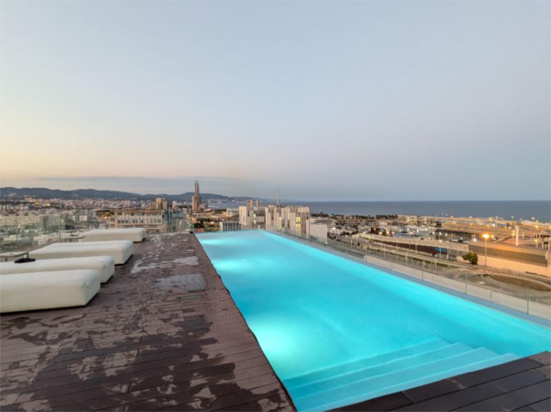 Swimming pool of Flat to share in  Barcelona Capital  with Air Conditioner, Heating and Parquet flooring