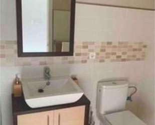 Bany de Apartament de lloguer en  Almería Capital amb Calefacció, Terrassa i Piscina